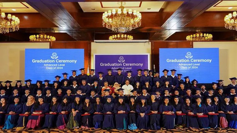 Sunnydale's graduating students receive certificates Sunnydale's graduating students receive certificates