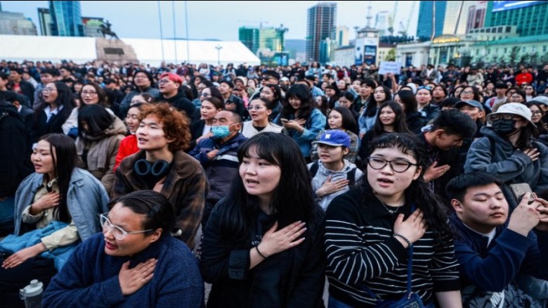 Mongolian Youth Protest, Urge Prime Minister to Step Down